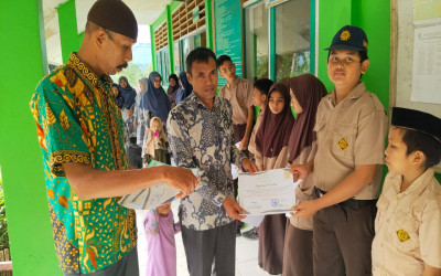 Apresiasi Disiplin Ibadah, Kepala MTs Muh. Songing Beri Sertifikat Kepada Peserta Didik Yang Aktif Shalat Dhuhur Berjamaah