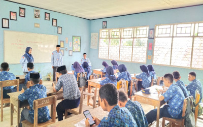 Kamad MTs Muh. Songing Terjun Langsung Pantau Hari Ke-Tiga Pelaksanaan ASAS Dan PAS Ganjil T/P 2025/2026